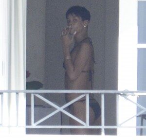 Rihanna fotografata in bikini in un albergo